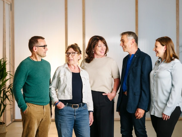 Gruppenfoto von Ruth Neri und den Trainer:innen des WEISSEN RING Impact Campus