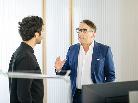 Zwei Männer unterhalten sich