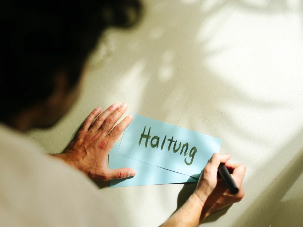 Post-It mit dem Wort Haltung