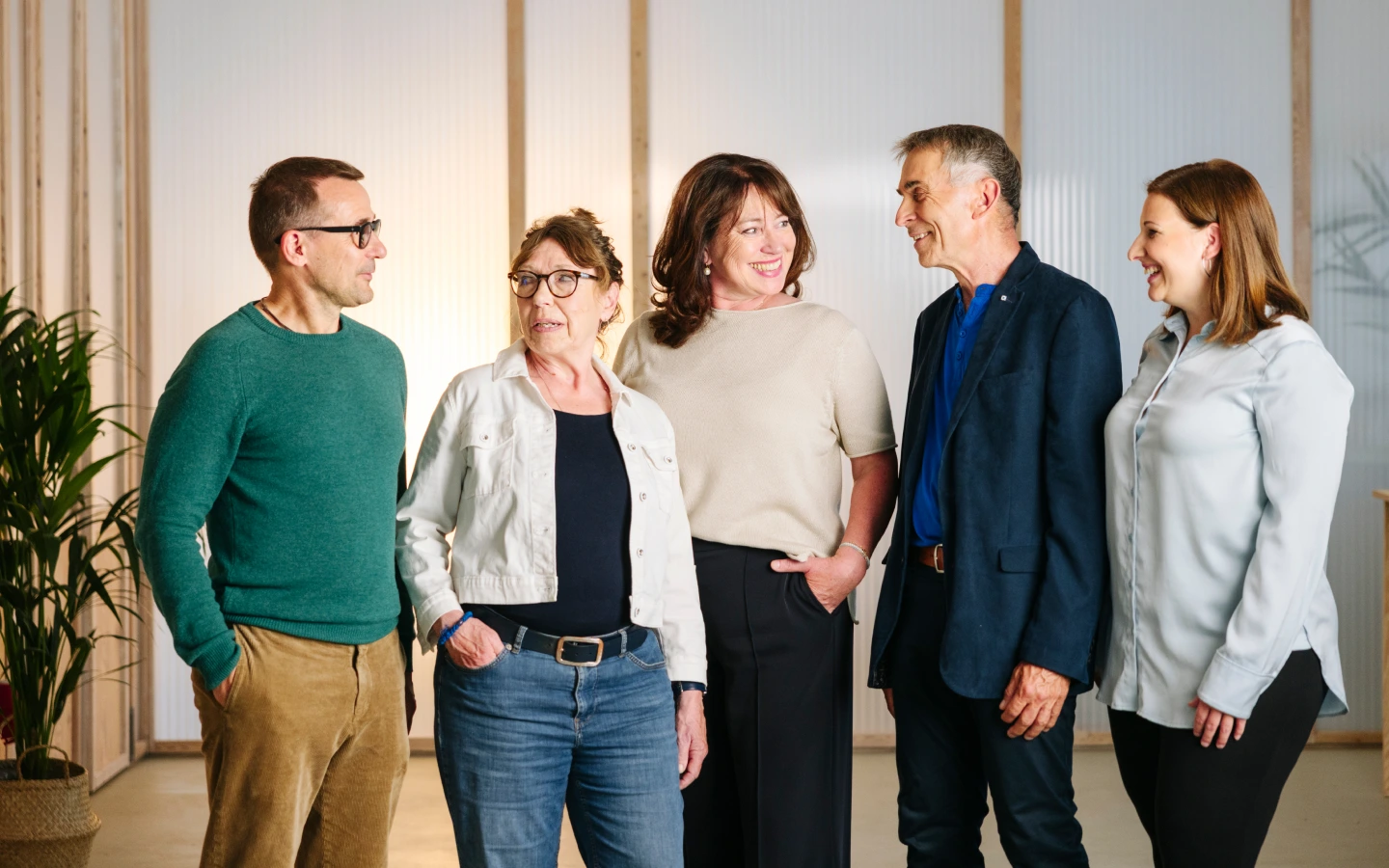 Eine Gruppe von Menschen die beim WEISSEN RING Impact Campus arbeiten
