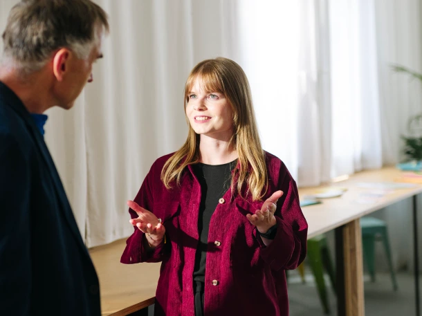 Eine Frau und ein Mann im Gespräch