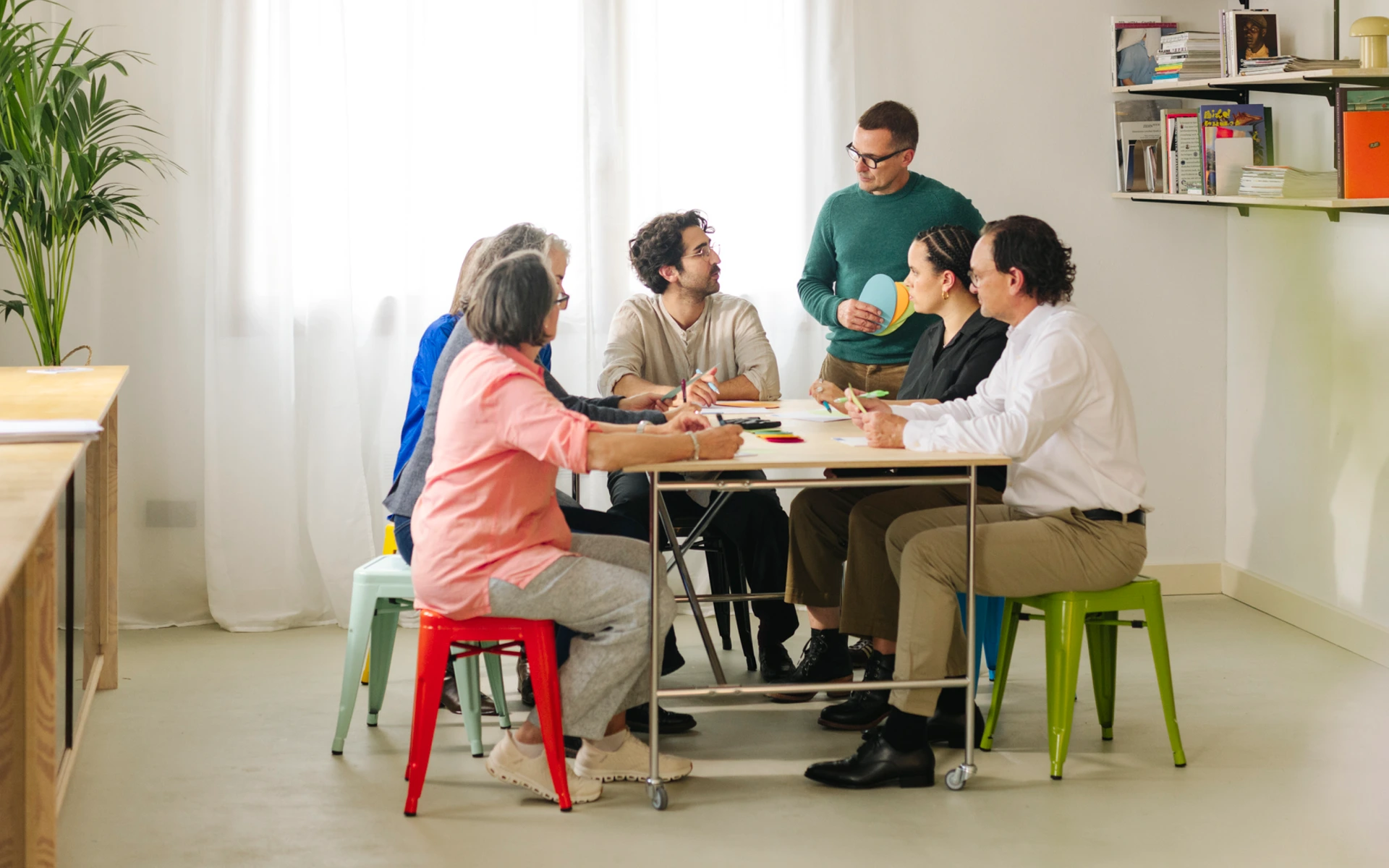 Eine Gruppe sitzt am einem Tisch bei einem Workshop