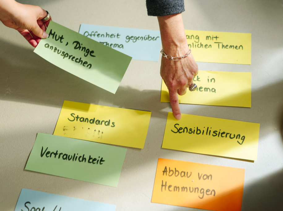 Bunte Karten die mit positiven Begriffen beschriftet sind