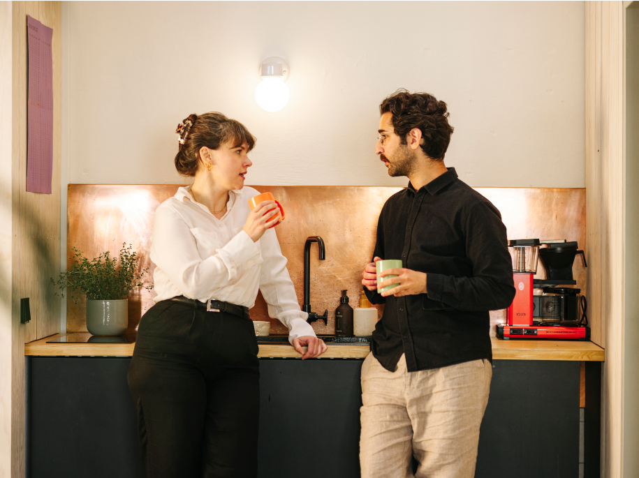 Ein Mann und eine Frau unterhalten sich in einer Kaffeeküche